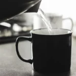 Czarne kubki do kawy: porcelana, która odmieni poranki